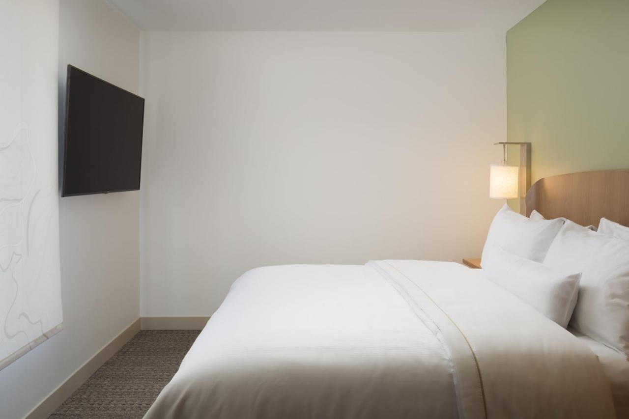 Element Downtown East Hotel DEN